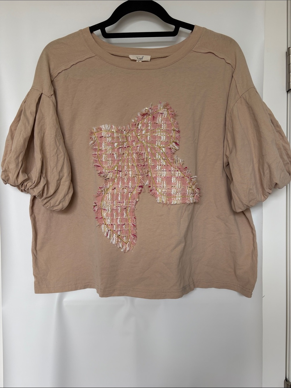 Easel Bubble Puff-Sleeve Cropped Tee with Pink Tweed Bow Applique S